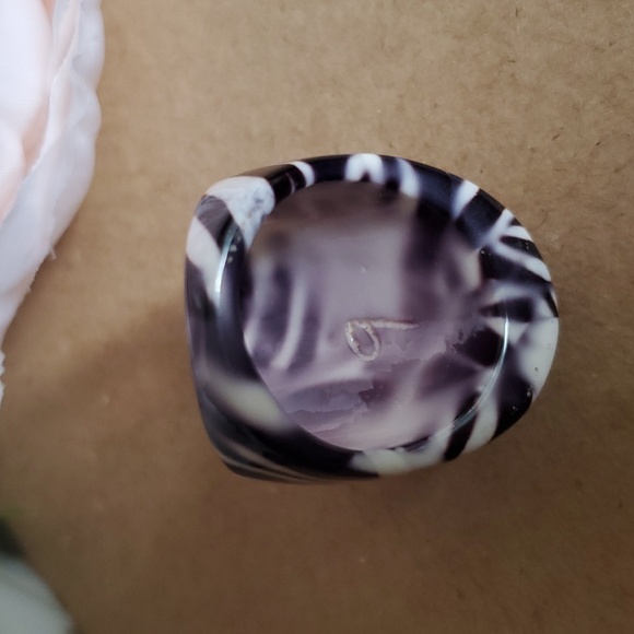 Vintage Bold Zebra Lucite Ring - Picture 6 of 7